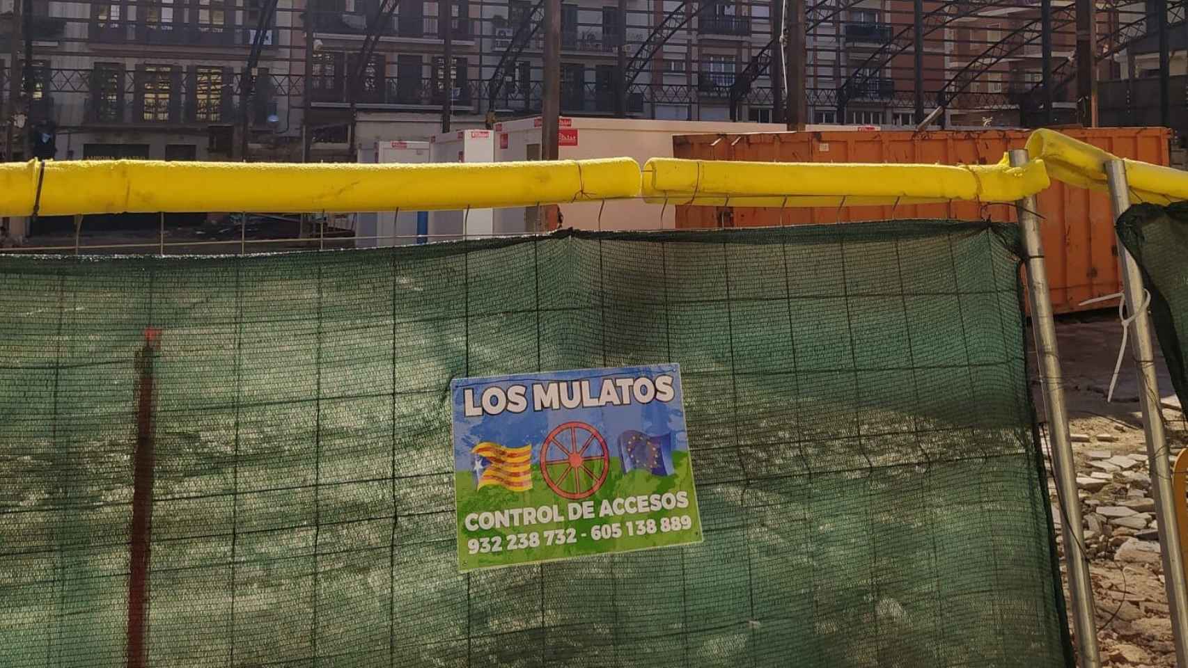 Cartel de Los Mulatos en las obras del Mercado de la Abacería de Gràcia / ADN SINDICAL