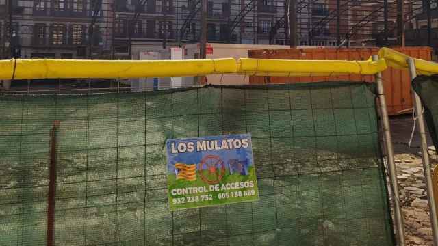 Cartel de Los Mulatos en las obras del Mercado de la Abacería de Gràcia / ADN SINDICAL