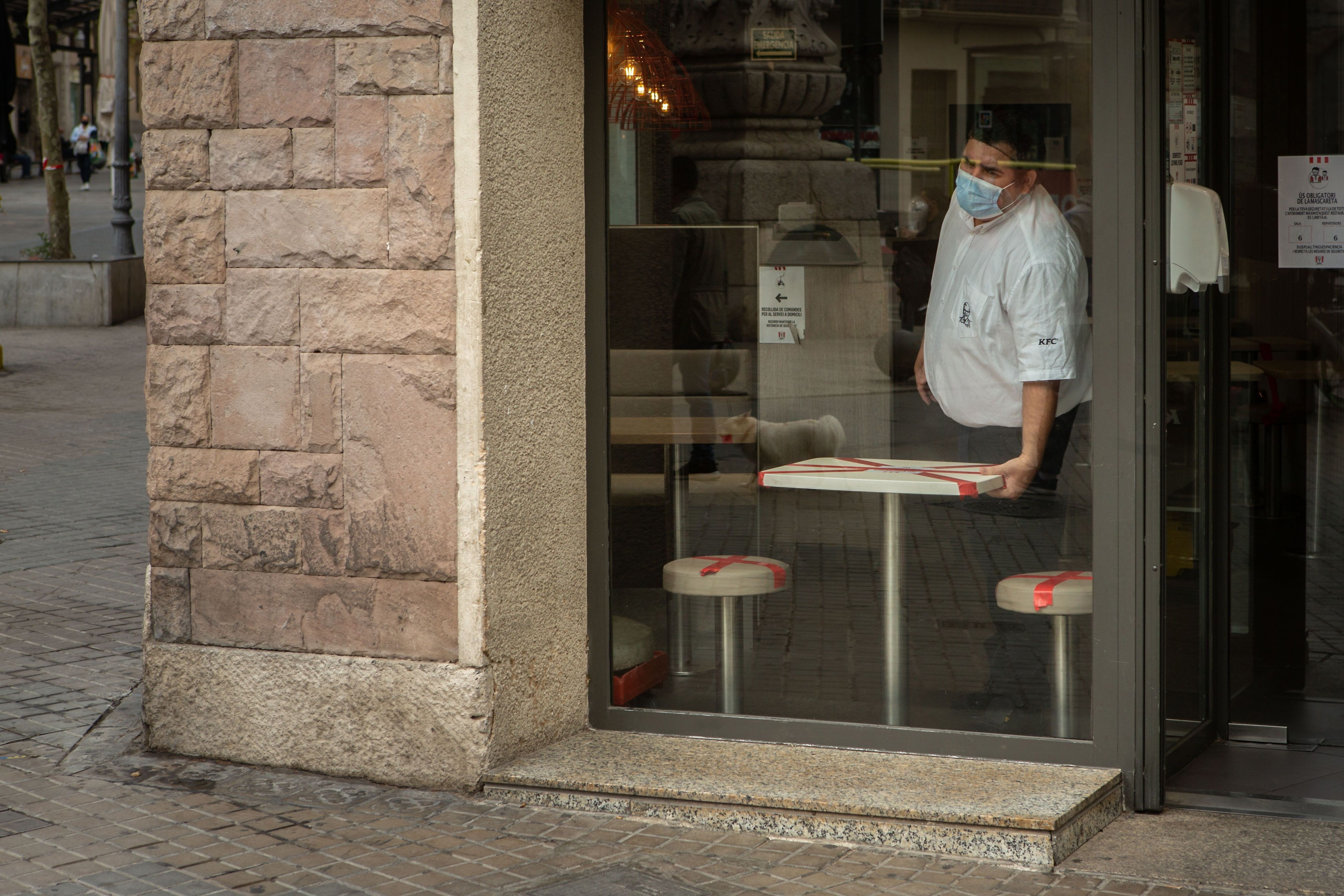Un restaurante de comida rápida en las inmediaciones de la Sagrada Familia permanece cerrado al publico / EFE - Enric Fontcuberta