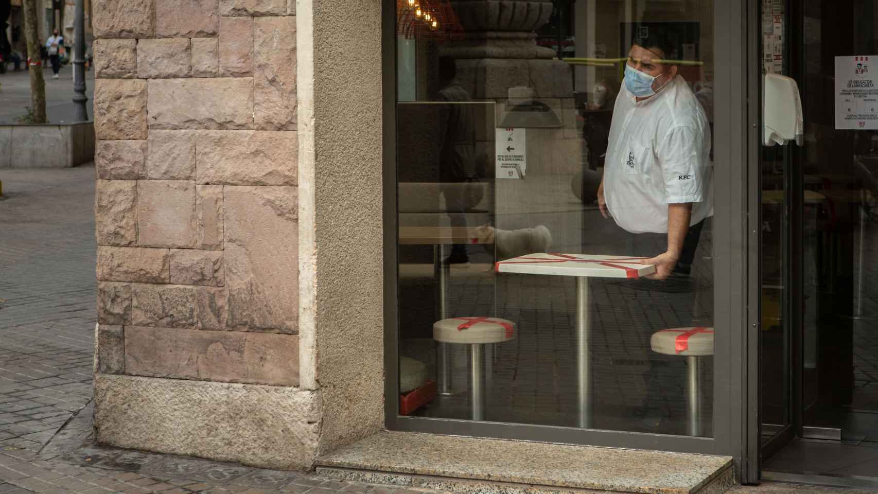 Un restaurante de comida rápida en las inmediaciones de la Sagrada Familia permanece cerrado al publico / EFE - Enric Fontcuberta