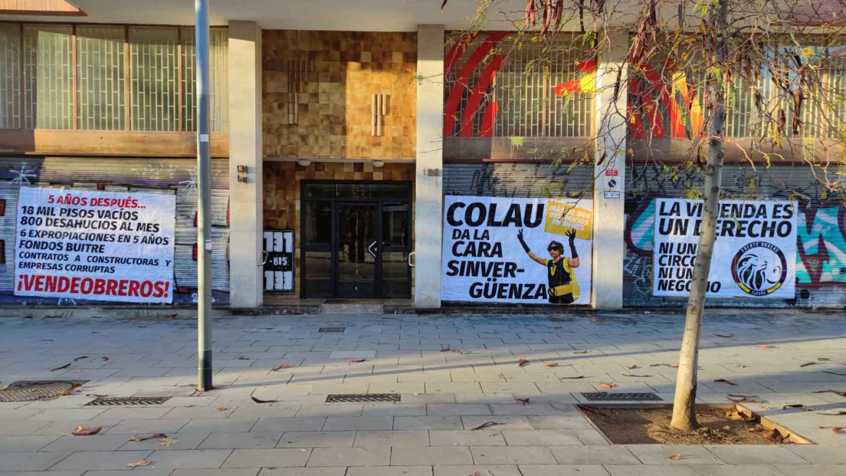 Carteles contra Ada Colau en la sede de Barcelona en Comú / FRENTE OBRERO