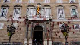 Pintura roja contra la fachada del Palau de la Generalitat, una taberna gallega reivindica el ataque / EFE