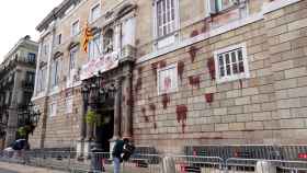 El pasado sábado se lanzaron globos rellenos con pintura roja contra la fachada de la Generalitat / EFE - Alejandro Garcia