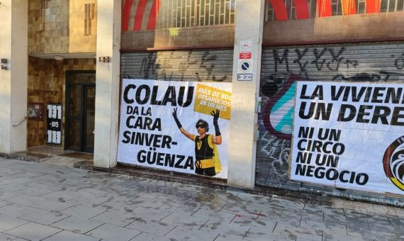 Carteles contra Ada Colau en la sede de Barcelona en Comú / FRENTE OBRERO