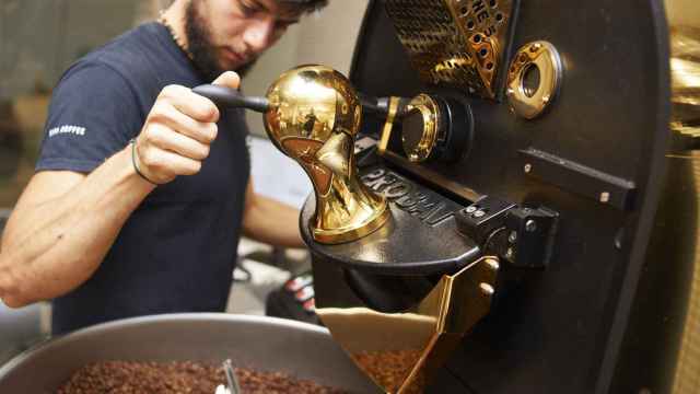 Barista de una de las cafeterías de especialidad de Syra Coffee en Barcelona sirviendo un café / SYRA COFFEE