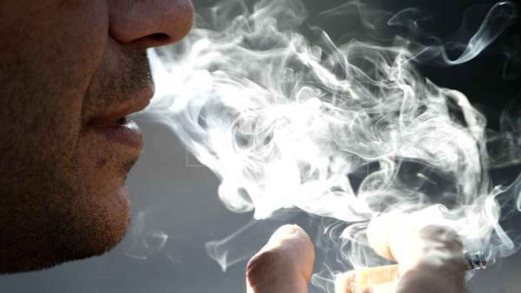 Un hombre fuma en una imagen de archivo / EFE