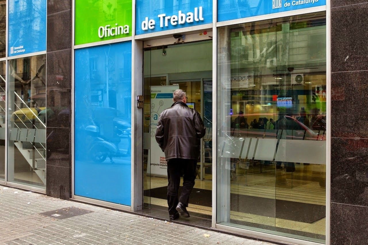 Un desocupado entra en una oficina del Servei d’Ocupació de Catalunya (SEPE) en Barcelona / DIARI DEL TREBALL