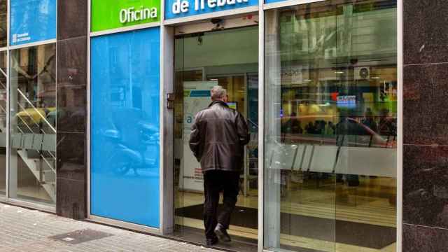 Un desocupado entra en una oficina del Servei d’Ocupació de Catalunya (SEPE) en Barcelona / DIARI DEL TREBALL
