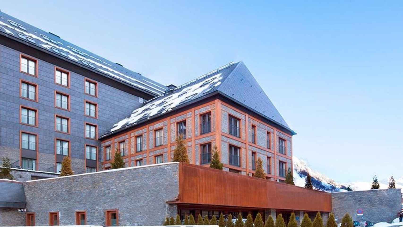 El hotel MIM Baqueria, a pie de pista de la estación de esquí de Baqueira Beret (Vall d'Aran. Lleida)