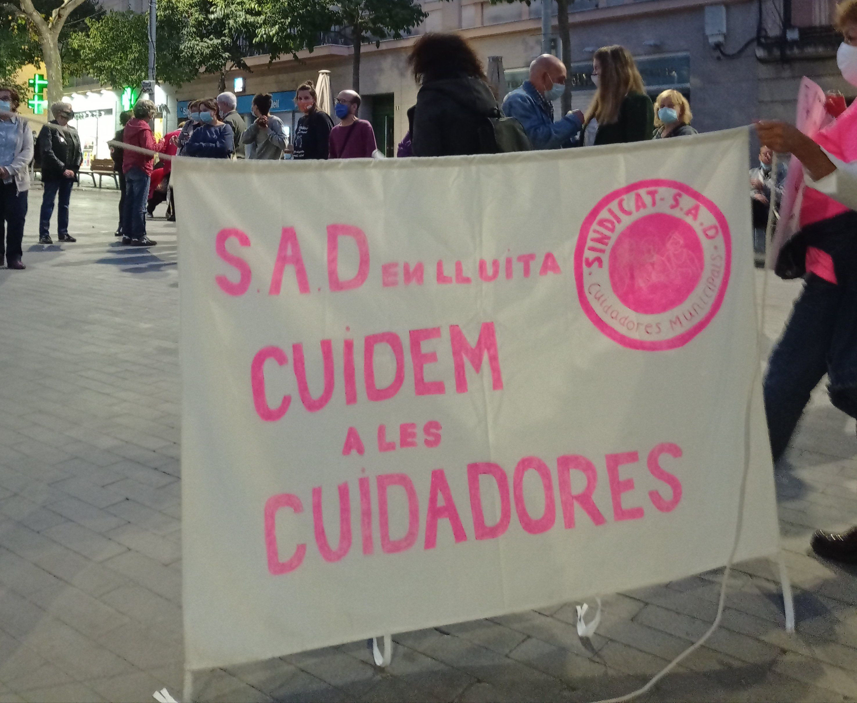 Pancarta que reclama derechos para las cuidadoras domiciliarias municipales / SAD