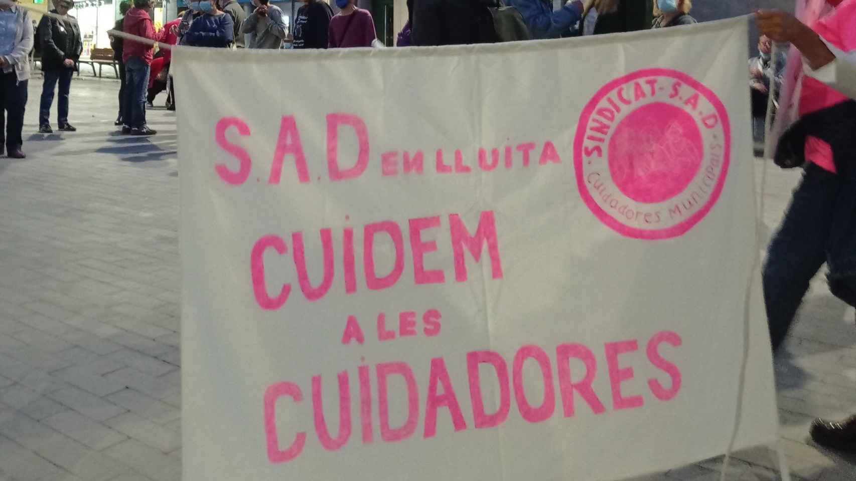 Pancarta que reclama derechos para las cuidadoras domiciliarias municipales / SAD