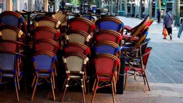 La terraza de un bar cerrada en Barcelona / EFE