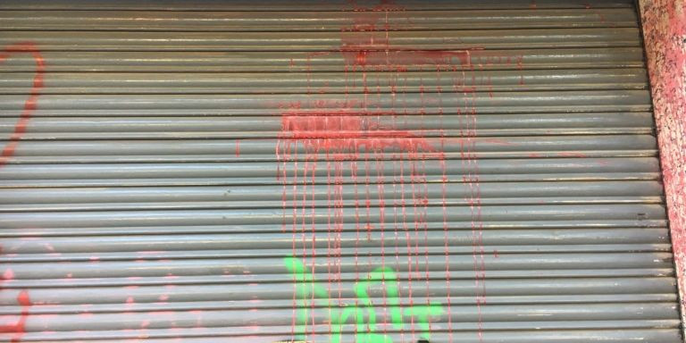 La persiana del restaurante gallego tras el acto vandálico / CEDIDA