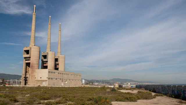 Las Tres Chimeneas, en Sant Adrià del Besòs, esperan su transformación a corto plazo / PABLO MIRANZO