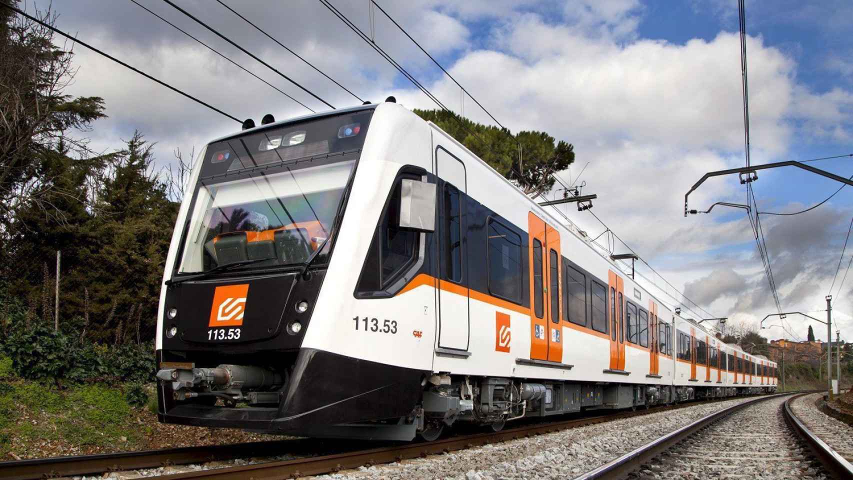 Uno de los primeros trenes silenciosos de FGC realizando su recorrido habitual de camino a Barcelona / ARCHIVO