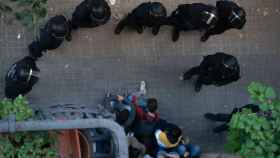 Un grupo de personas impiden la entrada de los Mossos durante el desahucio de Estela / SINDICAT DE LLOGATERS