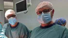 Los doctores Krauel y González en el Hospital Sant Pau de Barcelona tras implantar con éxito la biomembrana antitumoral  / CEBIOTEX