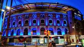 El Centro Comercial Arenas de Barcelona, iluminado de azul por el Día Mundial de la Neumonía / C.C. ARENAS