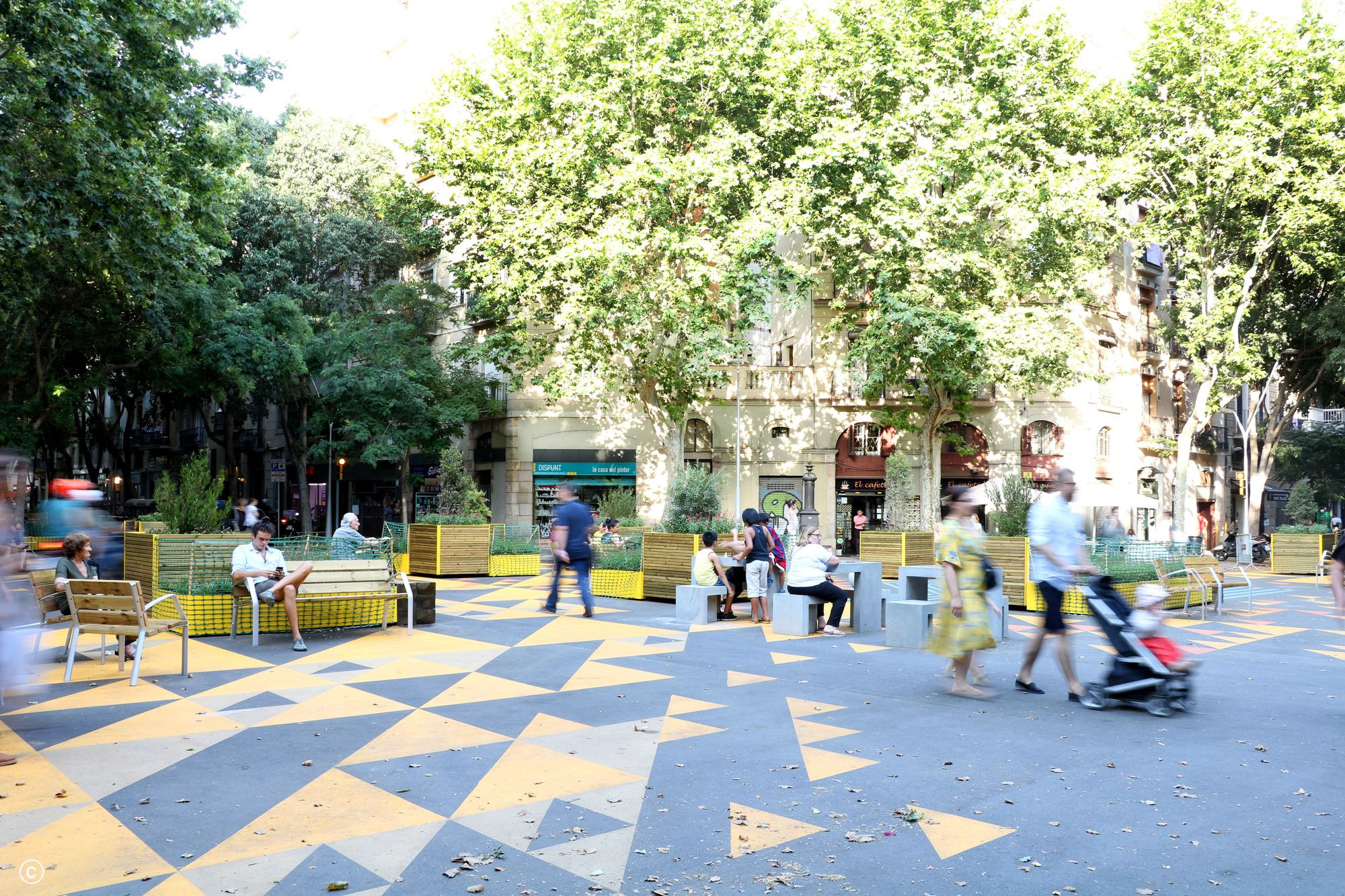 Mobiliario urbano en una 'superilla' de Barcelona / AJ BCN