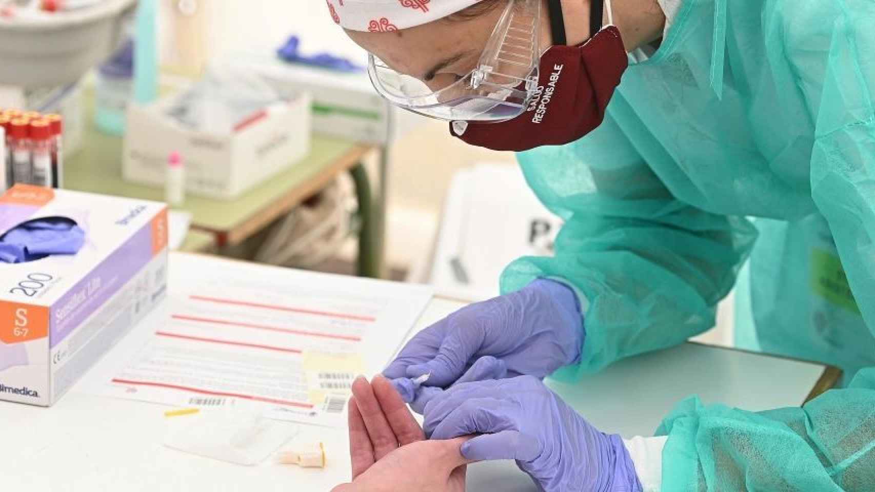Una enfermera hace una prueba serológica para detectar el coronavirus / EFE - FERNANDO VILLAR