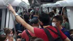 Pasajeros en el metro de Barcelona este verano / JORDI SUBIRANA