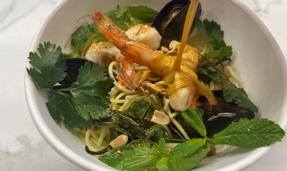 Noodles con langostinos y mejillones con jugo especiado que se pueden degustar en el restaurante virtual Compartir & Disfrutar / CEDIDA