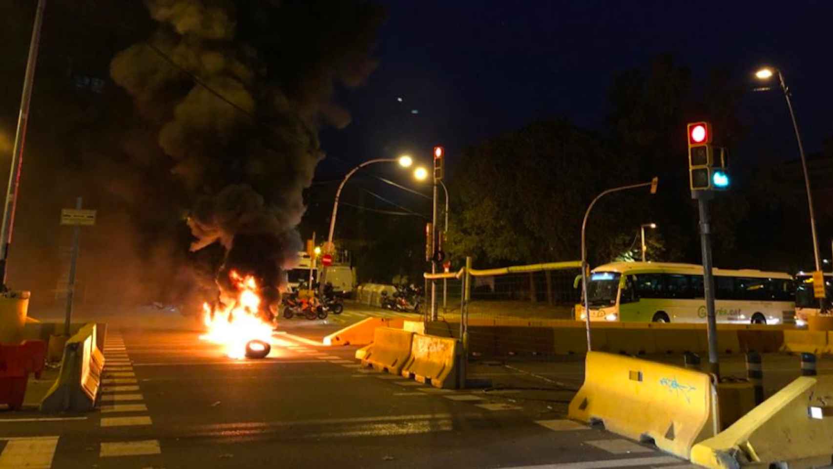 Protesta con quema de neumáticos este jueves a primera hora de la mañana en la Gran Via de Barcelona / TWITTER