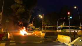 Protesta con quema de neumáticos este jueves a primera hora de la mañana en la Gran Via de Barcelona / TWITTER