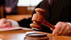 Un juez dicta sentencia golpeando con el mazo / EFE