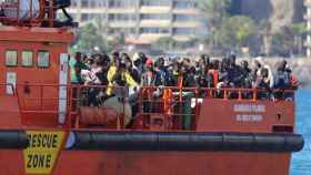 Una embarcación llena de inmigrantes en un puerto /  TWITTER