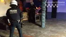 Un agente de la Guardia Urbana en el local desalojado en Barcelona / GUARDIA URBANA DE BARCELONA