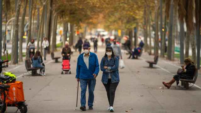 Vista de Diagonal de Barcelona con varias personas paseando / EFE - Enric Fontcuberta