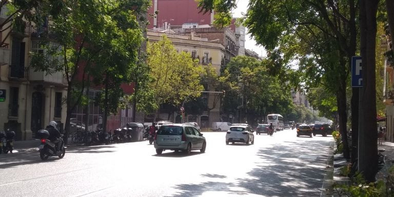 Tráfico en la calle de Aragó / JORDI SUBIRANA