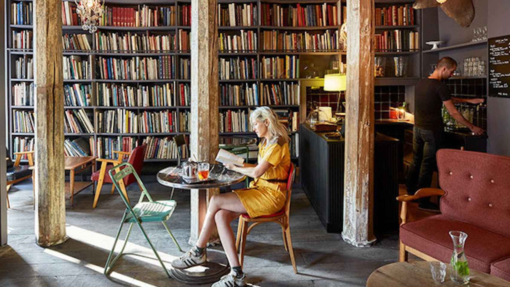 Librería-café con una persona leyendo un libro y otra en el bar / ARCHIVO