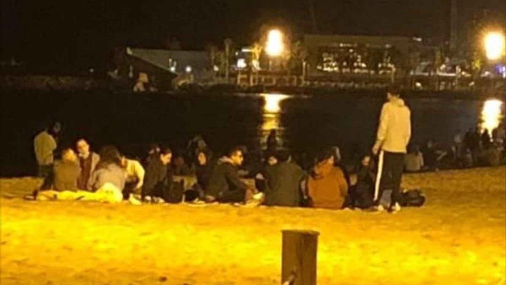 Jóvenes reunidos en las playas de Barcelona