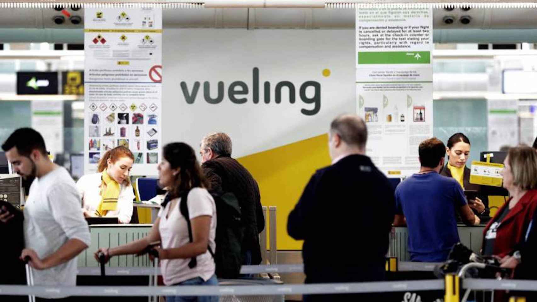 El personal de tierra de Vueling atende a los pasajeros en los mostradores de facturación del aeropuerto de Barcelona / EFE