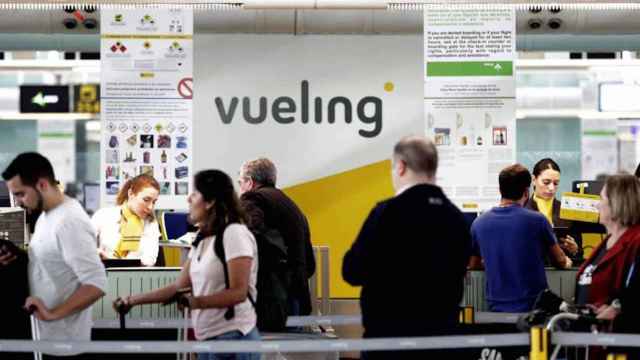 El personal de tierra de Vueling atende a los pasajeros en los mostradores de facturación del aeropuerto de Barcelona / EFE