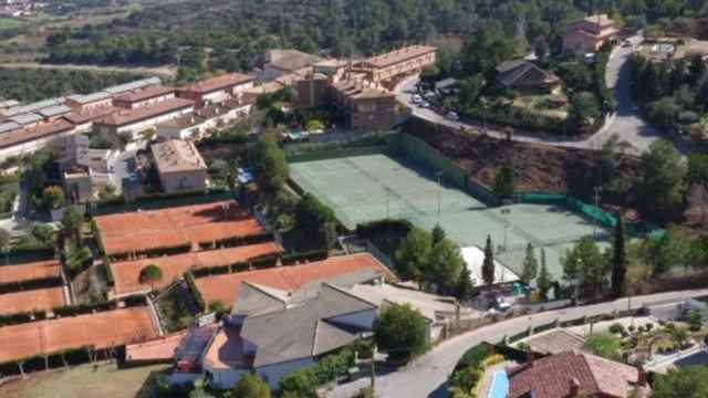 Instalaciones de Bruguera Tennis Academy en Santa Coloma de Cervelló / MA