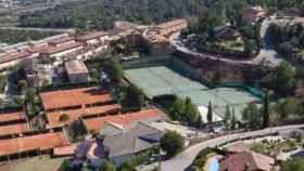Instalaciones de Bruguera Tennis Academy en Santa Coloma de Cervelló / MA