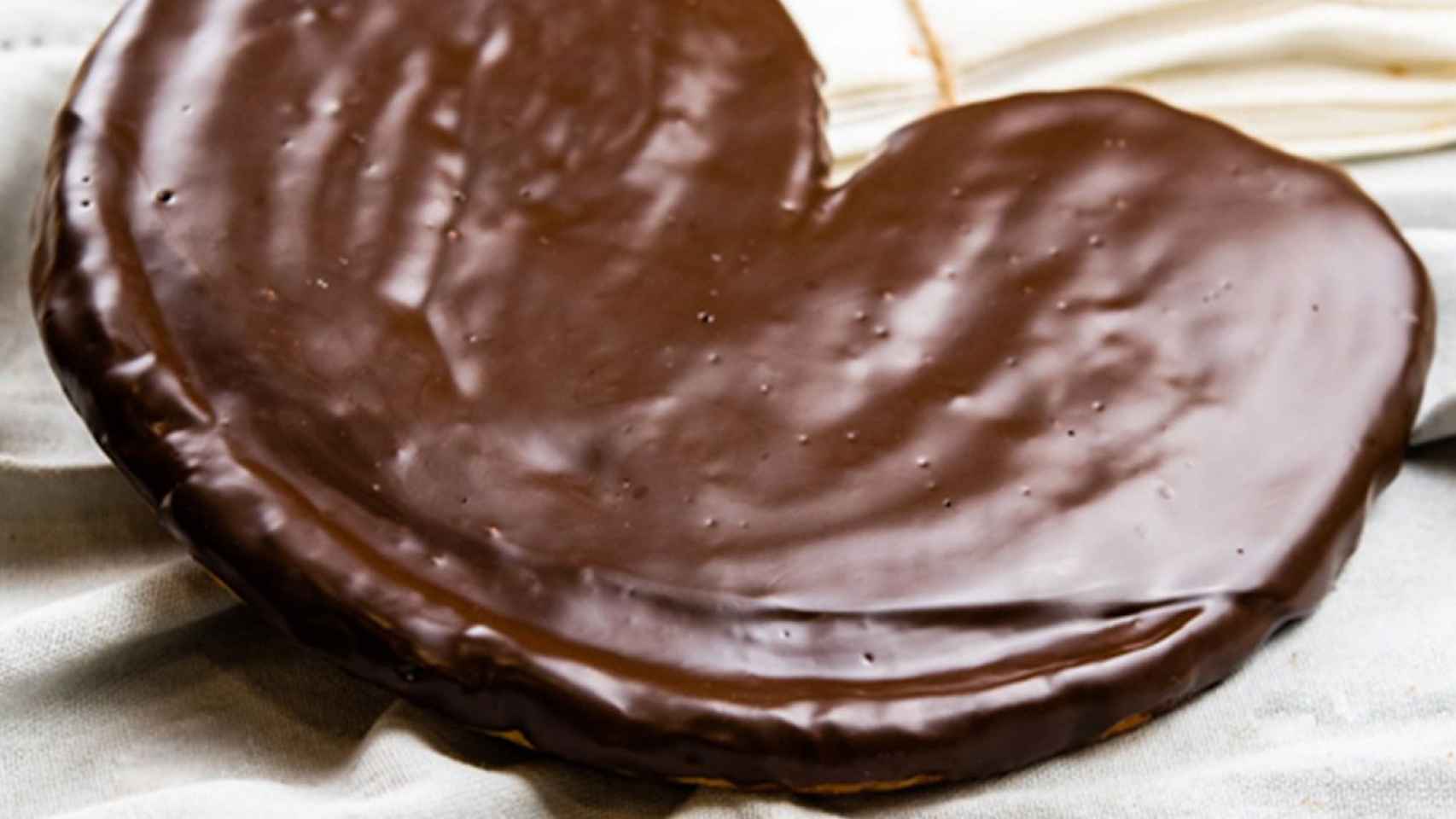 Palmera de chocolate sobre una tela / ARCHIVO
