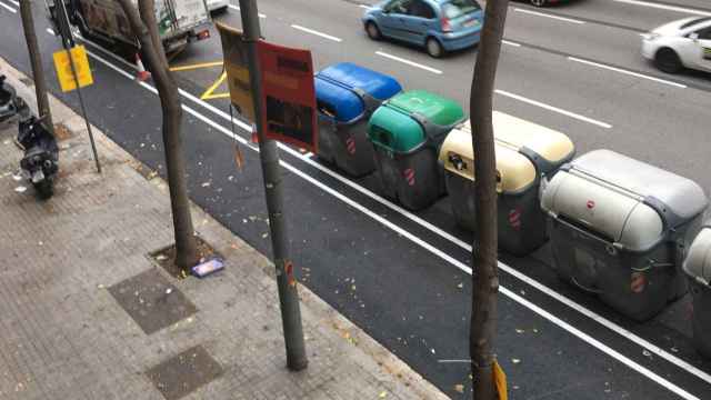 Tramo de la calle Aragó en el que ya se ha instalado el carril bici antes de los contenedores de basuras / TWITTER - @immacat56