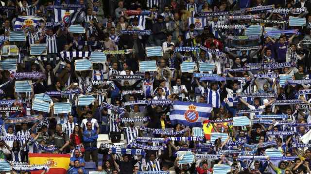 Aficionados del Espanyol animando a su equipo en el RCDE Stadium / EFE