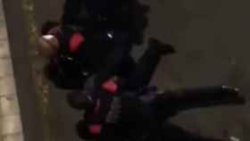 Captura de pantalla del vídeo de la agresión de un mosso a un joven por saltarse el toque de queda / BCN LEGENDS