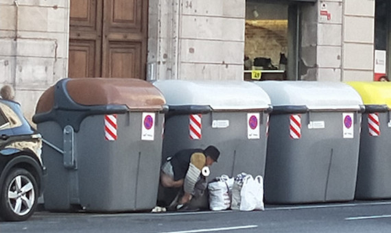 Un hombre defeca en la calle Pelai de Barcelona / FACEBOOK