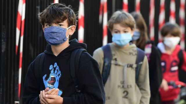 Alumnos de un colegio con mascarilla en Barcelona / EFE