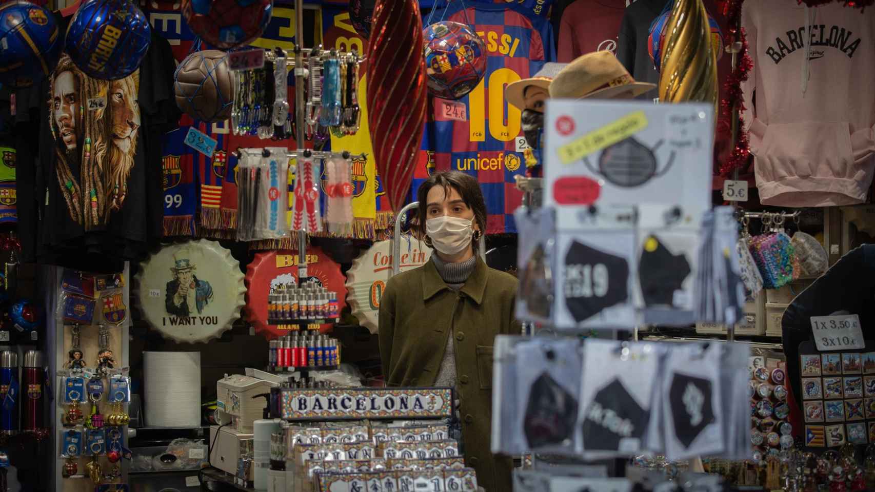Una mujer en una tienda turística en Barcelona, Catalunya, a 16 de noviembre de 2020 / EUROPA PRESS - David Zorrakino
