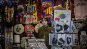 Una mujer en una tienda turística en Barcelona, Catalunya, a 16 de noviembre de 2020 / EUROPA PRESS - David Zorrakino