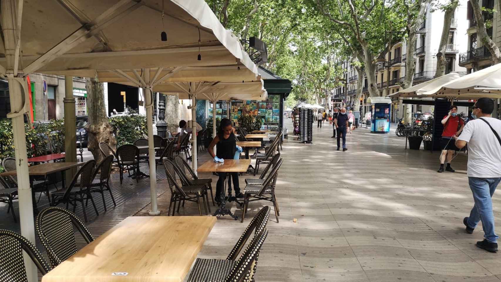 Ambiente en La Rambla de Barcelona antes del verano / G.A