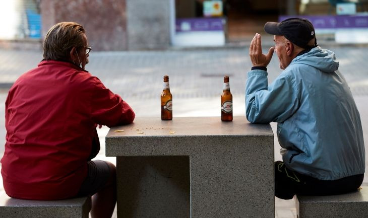 Dos personas se toman una cerveza en un banco de una calle del centro de Barcelona / EFE - Alejandro García