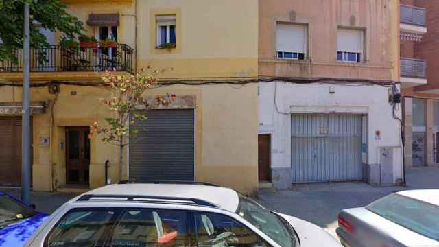 Número 124 de la calle Mare de Déu del Port de la Zona Franca, donde se ha realizado la primera entrada del dispositivo contra el tráfico de Marihuana / GOOGLE